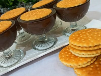 Шоколадный десерт с печеньем