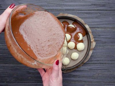 Шоколадный кекс с творожными шариками