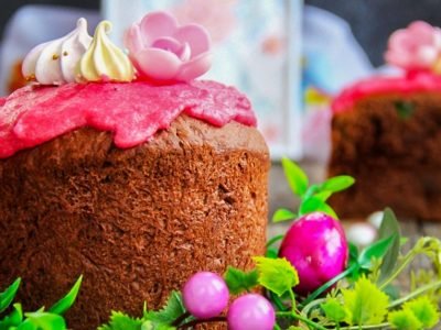 Пышный шоколадный кулич с ягодной глазурью