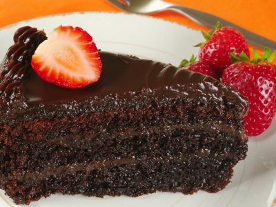 Шоколадный пирог с клубникой