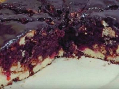 Шоколадный пирог с творогом и вишней