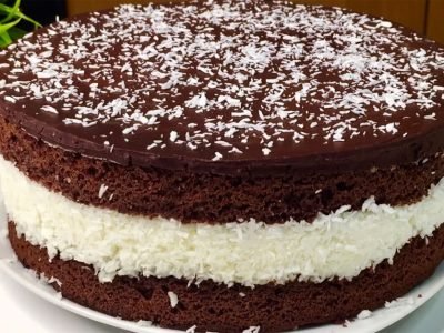 Шоколадный торт с кокосовой начинкой