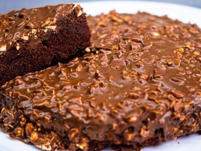 Шоколадный торт «Сникерс» в микроволновке