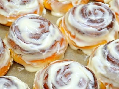 Классические булочки синнабон с корицей