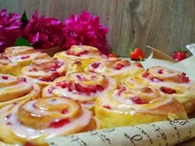 Клубничные булочки синнабон в домашних условиях