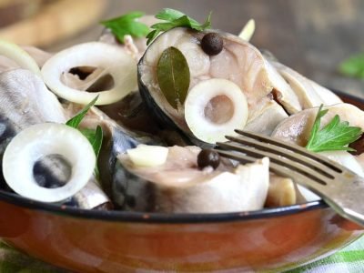 Нежная скумбрия, маринованная с луком