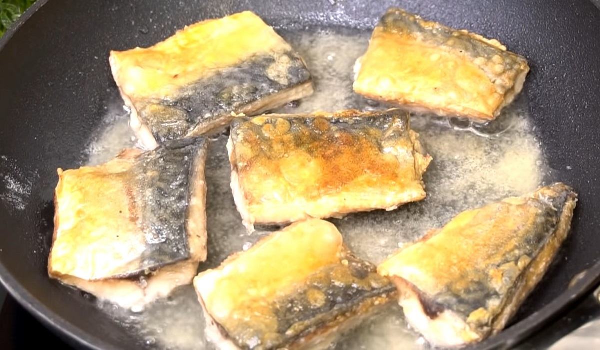 скумбрия на сковороде
