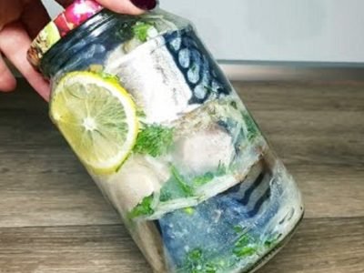 Сочная скумбрия с лимоном и луком в банке