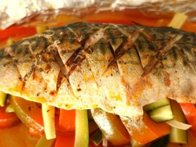 Сочная скумбрия с овощами на сковороде: вкусная рыба без запаха