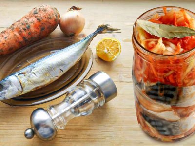 Скумбрия в банке с луком и морковью