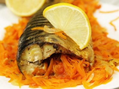Скумбрия, запеченная с овощами