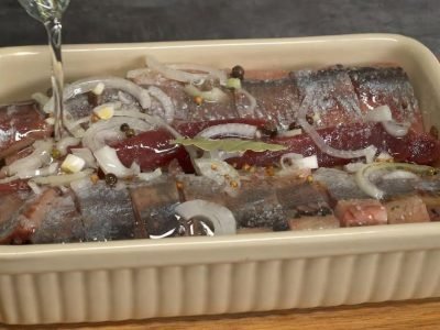 Слабосоленая селедка по-северному: отличная закуска за 30 минут