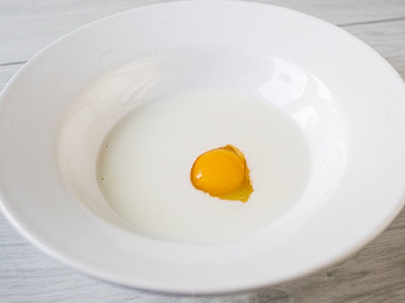 яйца с молоком и сахаром