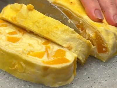 Сладкий рулет из лаваша с творогом и персиками