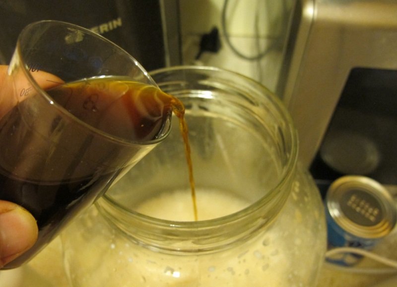 смешивание сливок с кофе