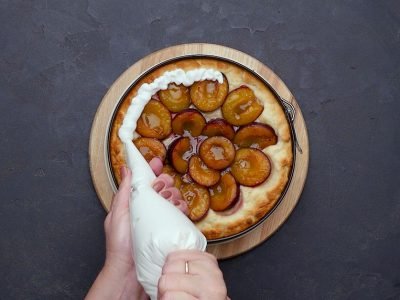 Сливовый пирог с безе