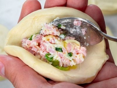 Слоеные булочки с начинкой: выпечка за 10 минут