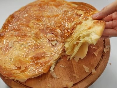 Слоеные лепешки с луком