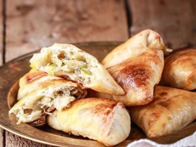 Слоеные пирожки с капустой