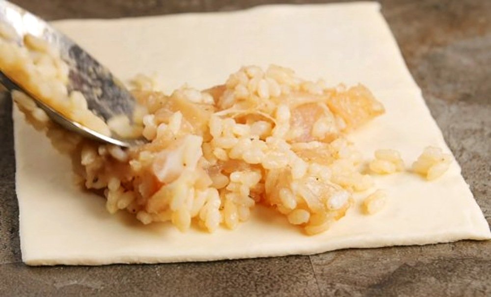 слоеные пирожки с рыбой