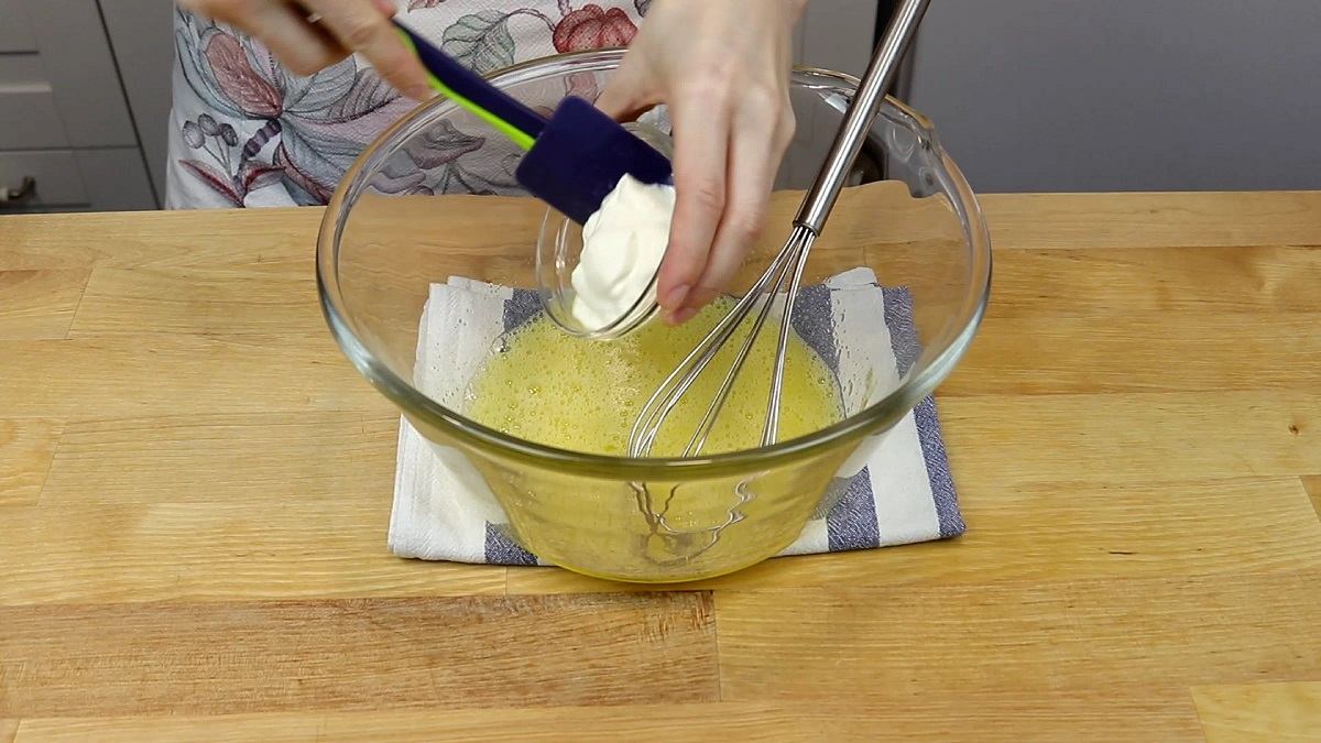 добавление сметаны в яичную смесь
