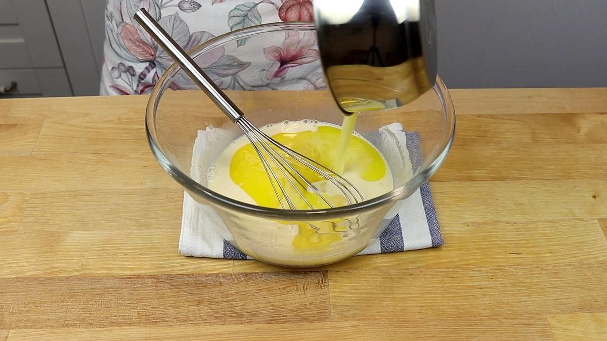 добавление растопленного сливочного масла