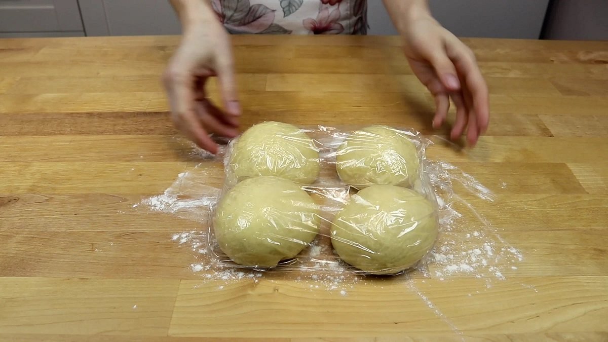 шарики теста под пленкой