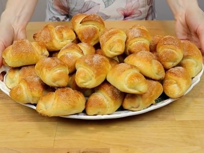 Слоеные рогалики с вишней на воде