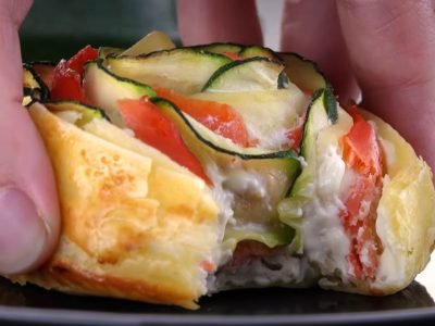 Слоеные розочки с лососем