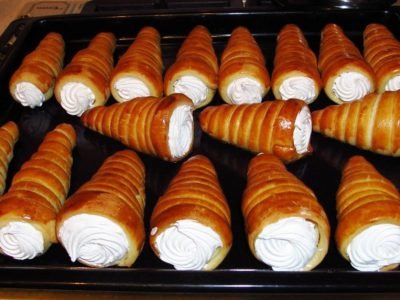 Слоеные трубочки с белковым кремом