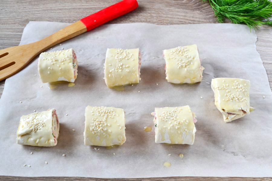 рулетики, смазанные яйцом и присыпанные кунжутом