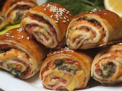 Слоеные закусочные рулетики