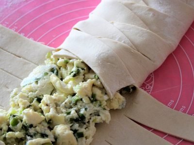 Слоеный пирог с яйцом и зеленым луком