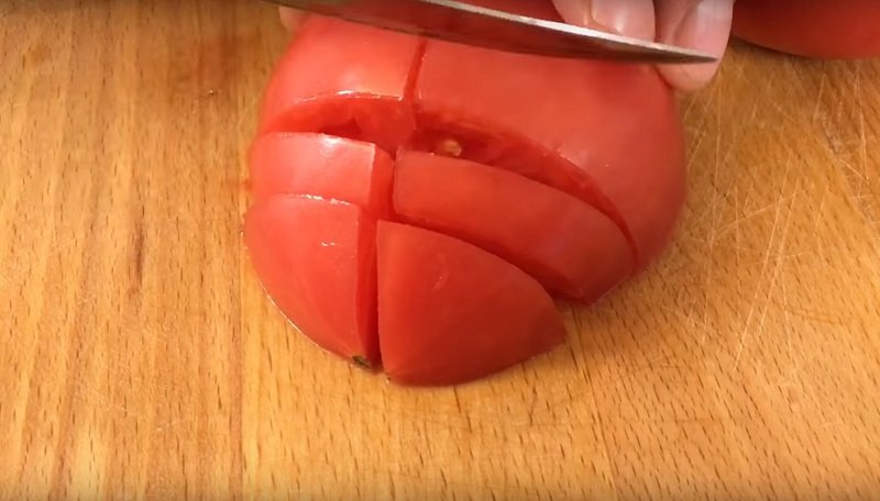 нарезать помидоры