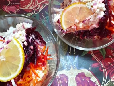 Слоеный салат с копченой курицей и свеклой