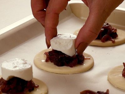 Слойки с карамелизованным луком и сыром