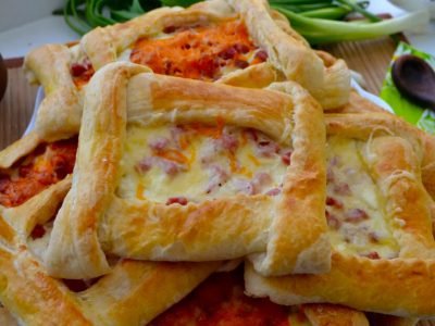 Слойки с сыром и колбасой