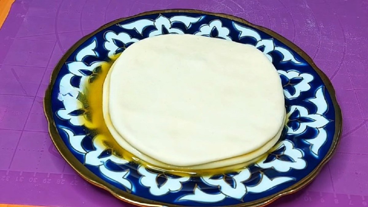 стопка из лепешек с маслом