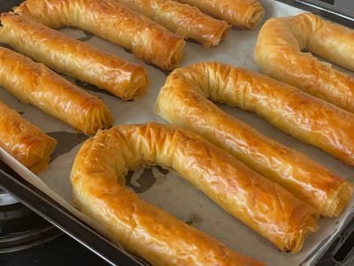 Хрустящие слойки с творогом из простого теста