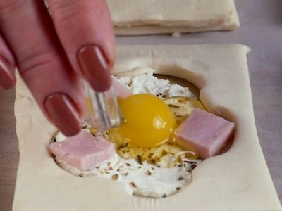 Слойки с яйцом и сыром