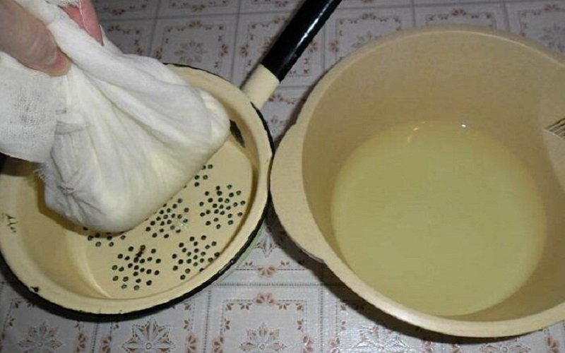 сметана в дуршлаге