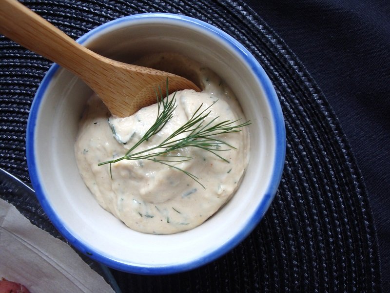 замешивание сметанно-чесночного соуса 