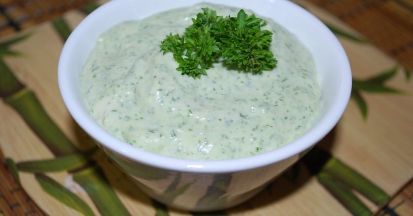 Сметанно-чесночный соус с зеленью
