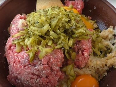 Сочные мясные котлеты с солеными огурцами