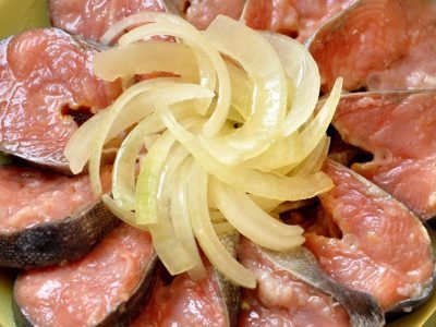Соленая горбуша с луком