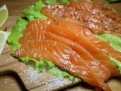 Соленая красная рыба с коньяком