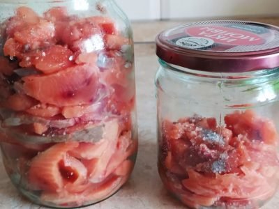 Соленая красная рыба в банке