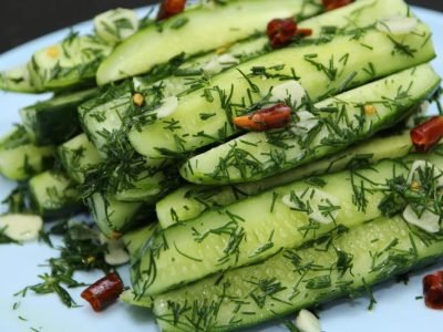 Соленые огурцы в пакете