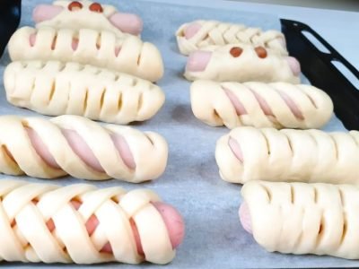 Сосиски в дрожжевом тесте: рецепт на молоке