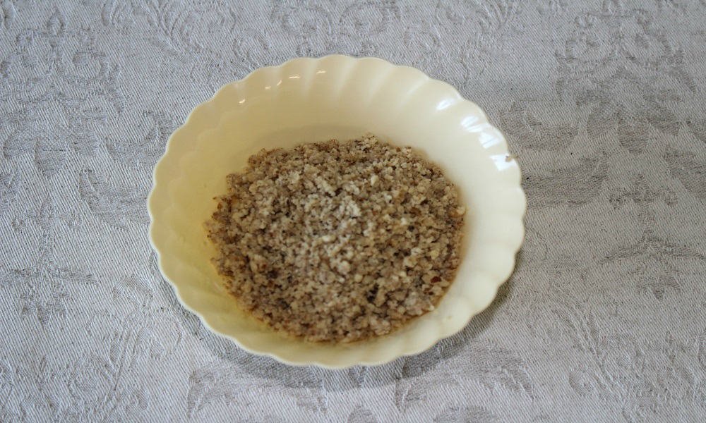 измельчите орехи в блендере